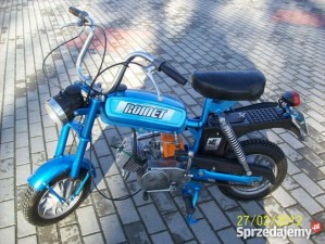 Niebieska motorynka marki Romet